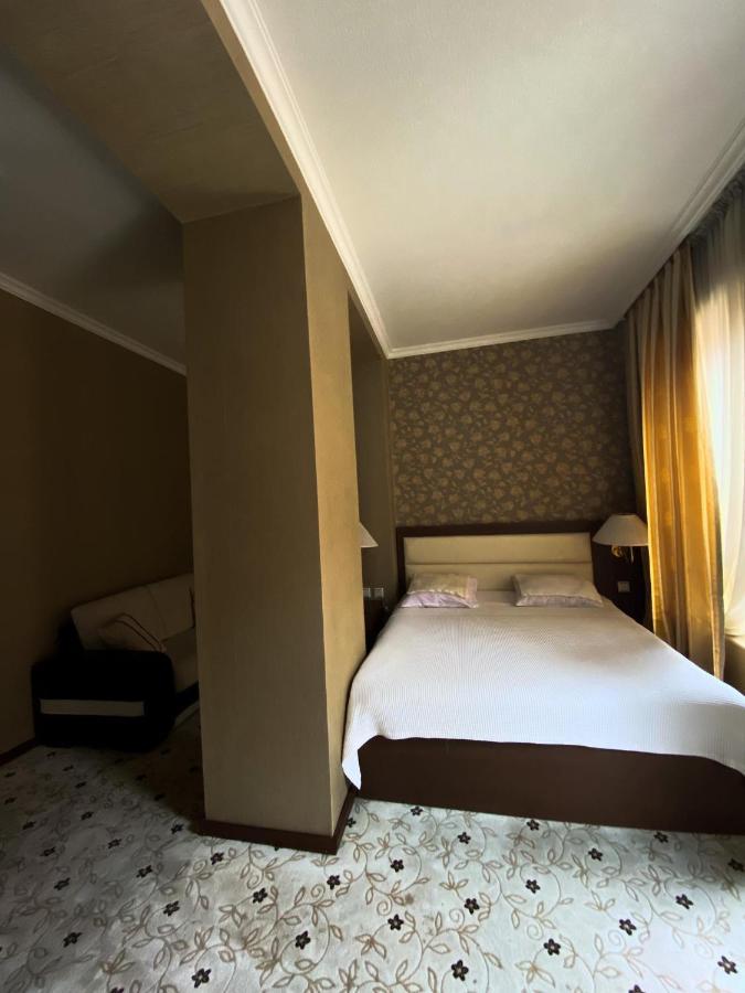 Hotel Empire Кутаиси Екстериор снимка