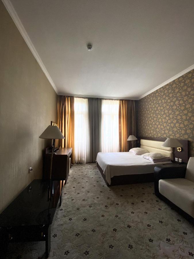 Hotel Empire Кутаиси Екстериор снимка