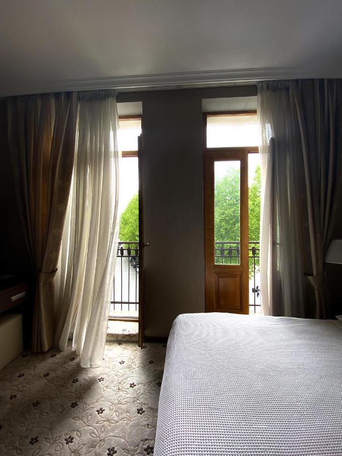 Hotel Empire Кутаиси Екстериор снимка