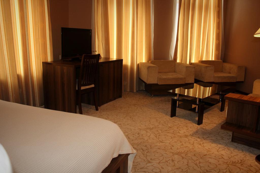 Hotel Empire Кутаиси Стая снимка