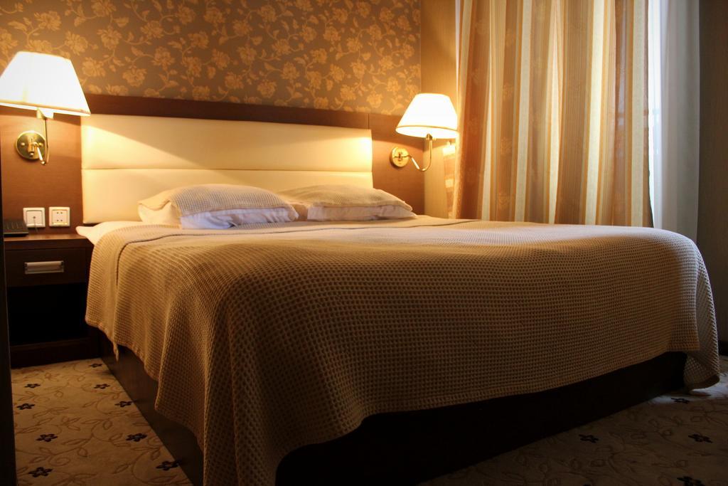 Hotel Empire Кутаиси Стая снимка