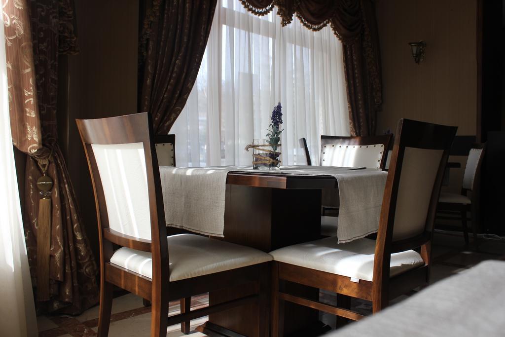 Hotel Empire Кутаиси Екстериор снимка